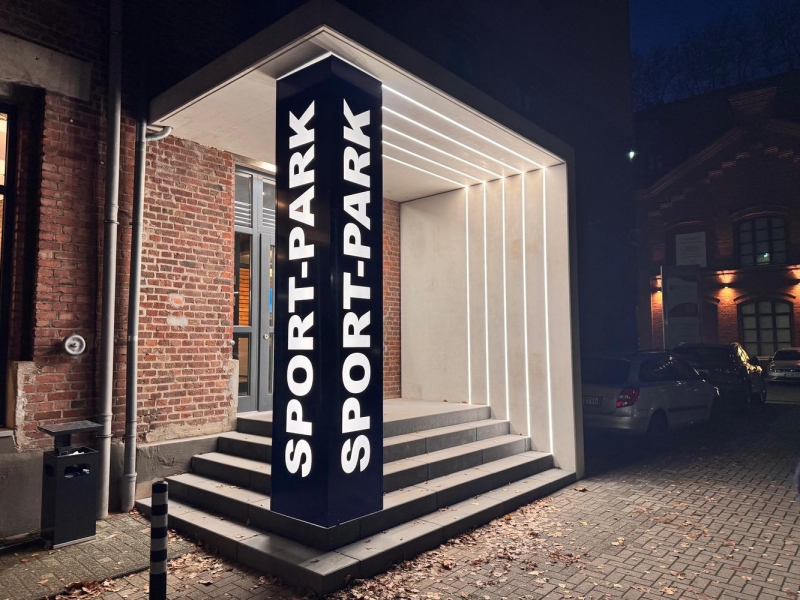 Neubau eines Eingangsbereiches mit Lichtkonzept an einem Bestandsgebäude in Wuppertal